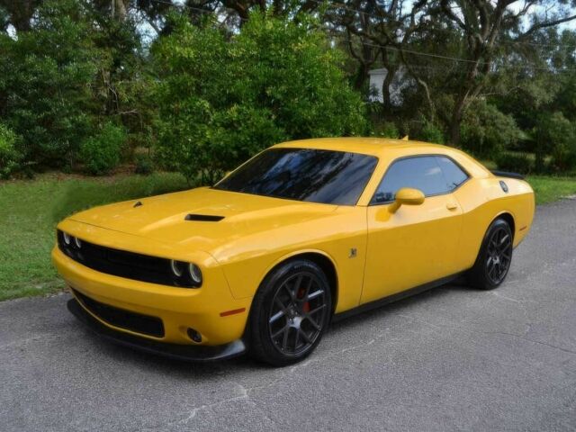 Жовтий Додж Challenger, об'ємом двигуна 6.4 л та пробігом 99 тис. км за 4200 $, фото 1 на Automoto.ua