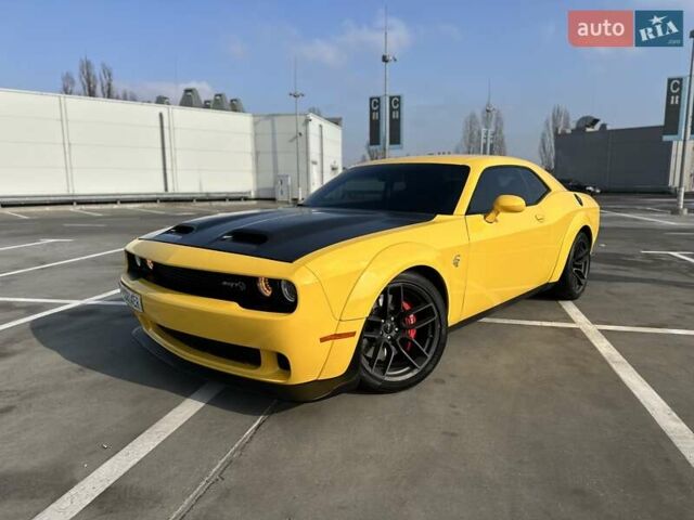 Желтый Додж Челенджер, объемом двигателя 6.17 л и пробегом 33 тыс. км за 45000 $, фото 1 на Automoto.ua