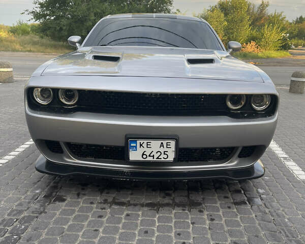 Серый Додж Челенджер, объемом двигателя 3.6 л и пробегом 224 тыс. км за 17800 $, фото 1 на Automoto.ua
