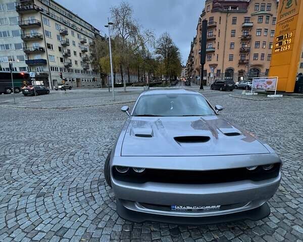 Серый Додж Челенджер, объемом двигателя 5.65 л и пробегом 146 тыс. км за 24000 $, фото 1 на Automoto.ua