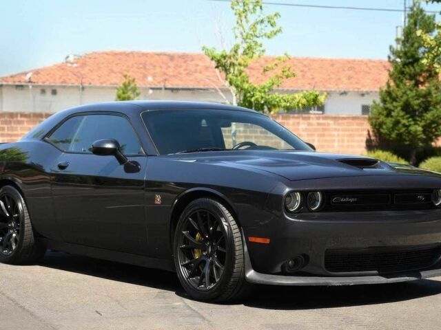 Серый Додж Челенджер, объемом двигателя 6.4 л и пробегом 31 тыс. км за 8200 $, фото 1 на Automoto.ua