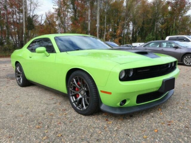 Зеленый Додж Челенджер, объемом двигателя 6.4 л и пробегом 77 тыс. км за 7800 $, фото 1 на Automoto.ua