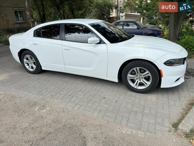 Белый Додж Чарджер, объемом двигателя 3.6 л и пробегом 182 тыс. км за 11500 $, фото 1 на Automoto.ua