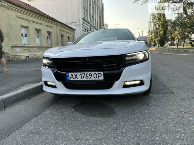 Белый Додж Чарджер, объемом двигателя 3.6 л и пробегом 100 тыс. км за 18900 $, фото 1 на Automoto.ua