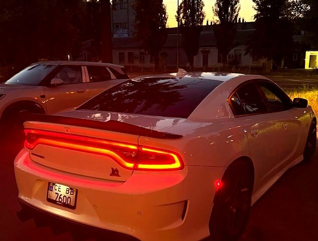 Белый Додж Чарджер, объемом двигателя 6.4 л и пробегом 81 тыс. км за 36000 $, фото 1 на Automoto.ua