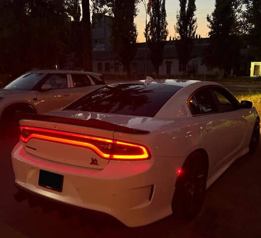 Белый Додж Чарджер, объемом двигателя 6.4 л и пробегом 81 тыс. км за 34500 $, фото 1 на Automoto.ua