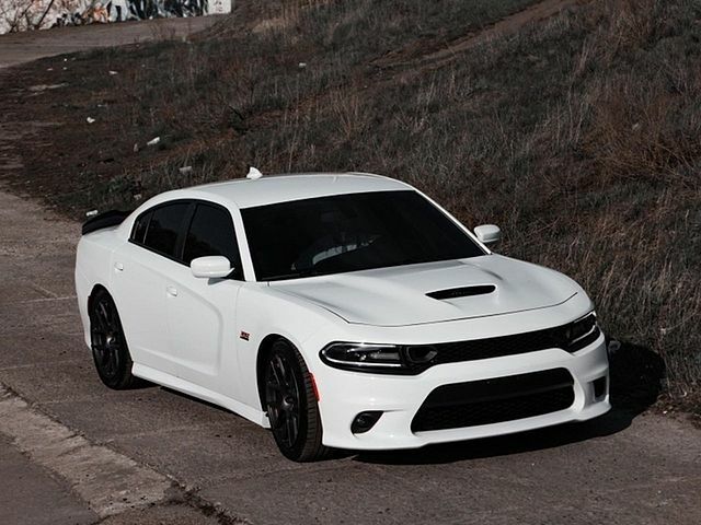 Білий Додж Charger, об'ємом двигуна 6.41 л та пробігом 88 тис. км за 29999 $, фото 1 на Automoto.ua