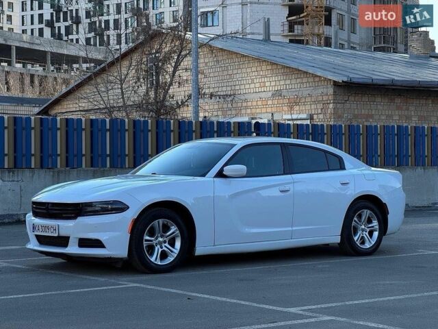 Белый Додж Чарджер, объемом двигателя 3.6 л и пробегом 53 тыс. км за 17500 $, фото 1 на Automoto.ua