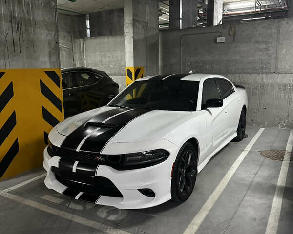 Белый Додж Чарджер, объемом двигателя 5.7 л и пробегом 80 тыс. км за 32500 $, фото 1 на Automoto.ua