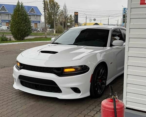 Белый Додж Чарджер, объемом двигателя 6.4 л и пробегом 61 тыс. км за 42000 $, фото 1 на Automoto.ua