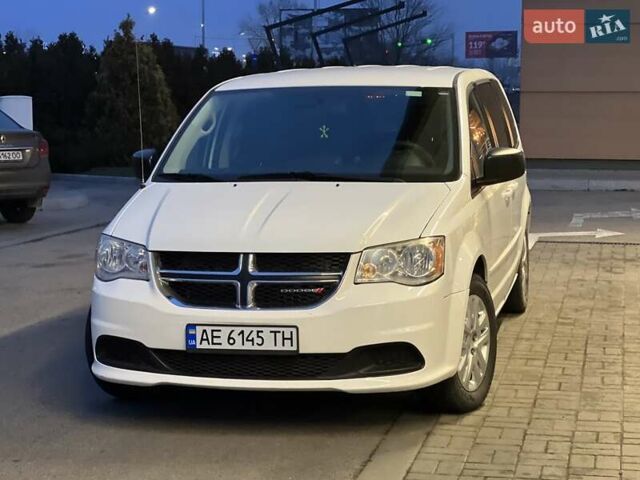 Белый Додж Гранд Караван, объемом двигателя 3.6 л и пробегом 380 тыс. км за 9999 $, фото 1 на Automoto.ua