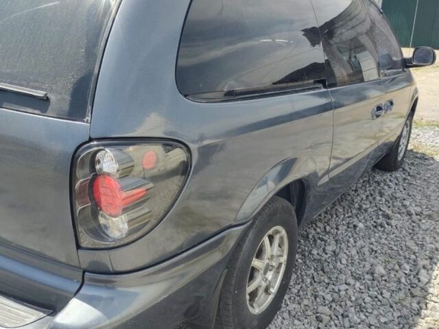 Серый Додж Гранд Караван, объемом двигателя 3.3 л и пробегом 380 тыс. км за 4850 $, фото 1 на Automoto.ua