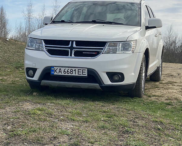 Белый Додж Джорни, объемом двигателя 2.36 л и пробегом 310 тыс. км за 9000 $, фото 1 на Automoto.ua