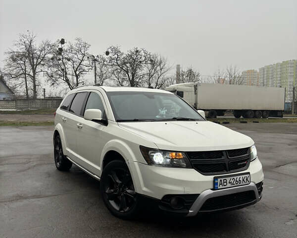 Белый Додж Джорни, объемом двигателя 2.36 л и пробегом 225 тыс. км за 10850 $, фото 1 на Automoto.ua