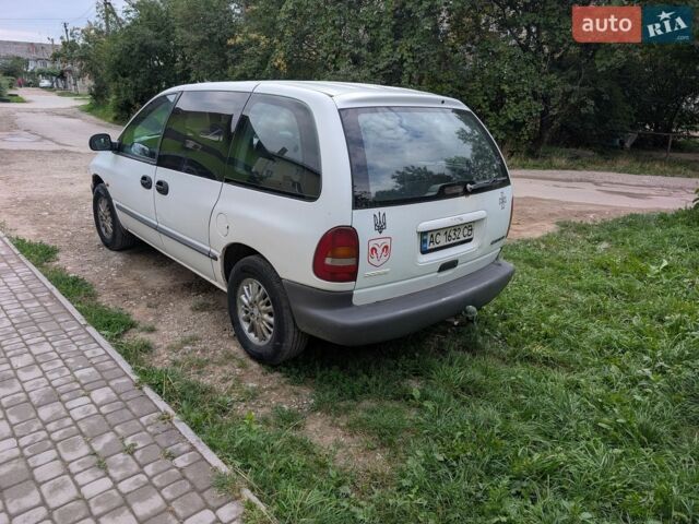 Белый Додж Рам Ван, объемом двигателя 2.5 л и пробегом 457 тыс. км за 3800 $, фото 1 на Automoto.ua