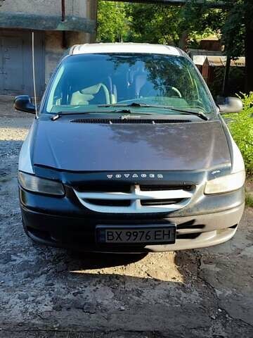 Белый Додж Рам Ван, объемом двигателя 2.5 л и пробегом 411 тыс. км за 3400 $, фото 1 на Automoto.ua
