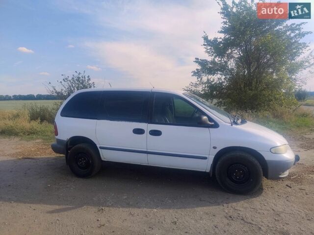 Белый Додж Рам Ван, объемом двигателя 2.5 л и пробегом 440 тыс. км за 3400 $, фото 1 на Automoto.ua