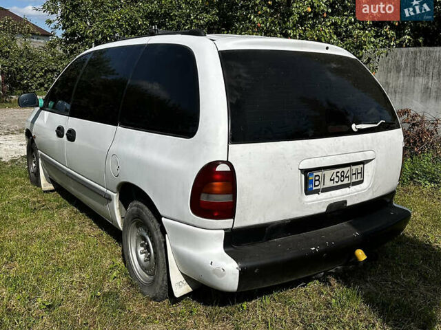 Белый Додж Рам Ван, объемом двигателя 2.5 л и пробегом 430 тыс. км за 1350 $, фото 1 на Automoto.ua