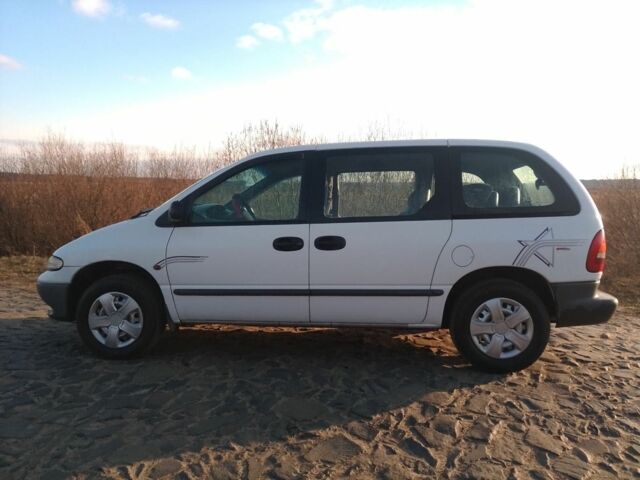 Белый Додж Рам Ван, объемом двигателя 2.5 л и пробегом 407 тыс. км за 3100 $, фото 1 на Automoto.ua