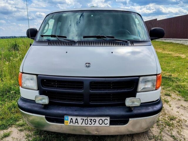 Белый Додж Рам Ван, объемом двигателя 5.9 л и пробегом 110 тыс. км за 8800 $, фото 1 на Automoto.ua