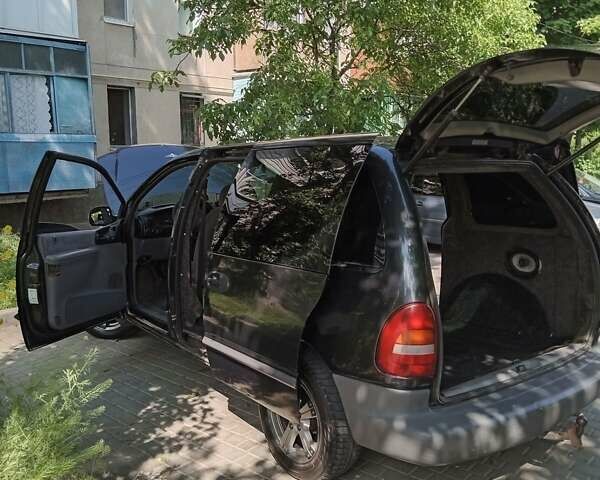 Черный Додж Рам Ван, объемом двигателя 2.5 л и пробегом 348 тыс. км за 4500 $, фото 1 на Automoto.ua