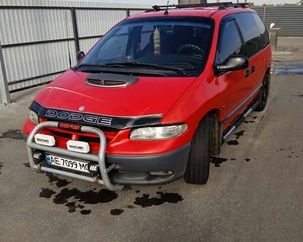 Красный Додж Рам Ван, объемом двигателя 2.5 л и пробегом 380 тыс. км за 3800 $, фото 1 на Automoto.ua