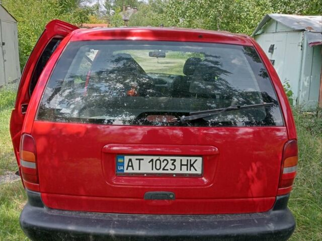 Красный Додж Рам Ван, объемом двигателя 2.5 л и пробегом 400 тыс. км за 3600 $, фото 1 на Automoto.ua
