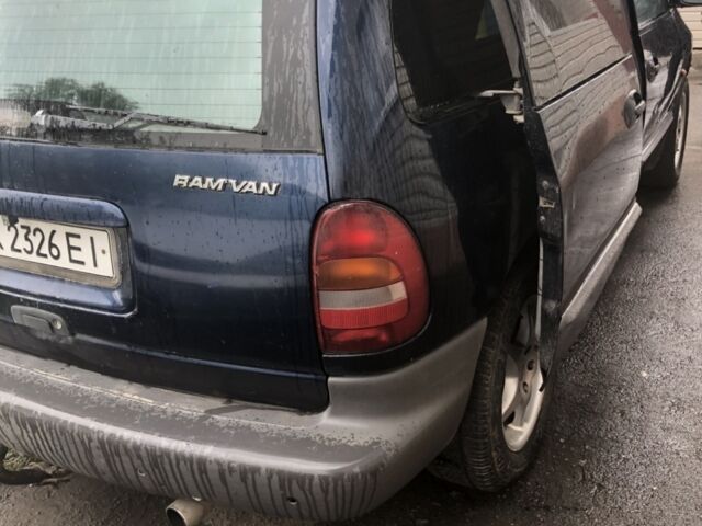 Синій Додж Ram Van, об'ємом двигуна 2.5 л та пробігом 377 тис. км за 3200 $, фото 1 на Automoto.ua