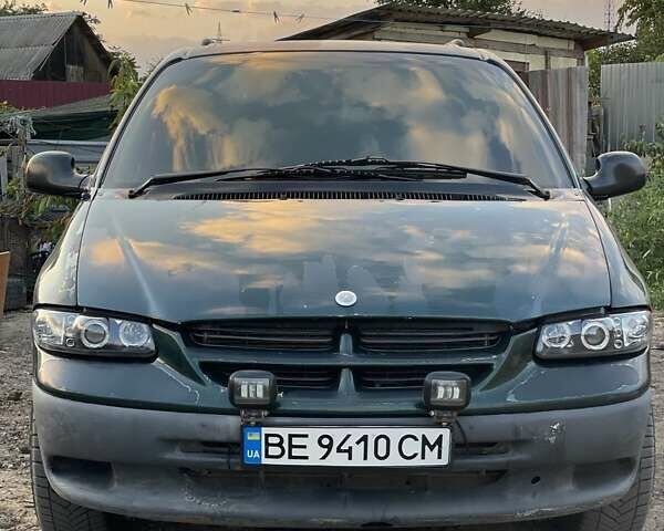 Зеленый Додж Рам Ван, объемом двигателя 3.3 л и пробегом 299 тыс. км за 3500 $, фото 1 на Automoto.ua