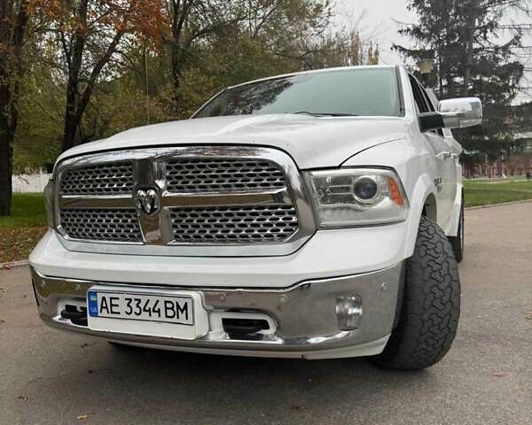 Белый Додж RAM 1500, объемом двигателя 5.7 л и пробегом 250 тыс. км за 35000 $, фото 1 на Automoto.ua
