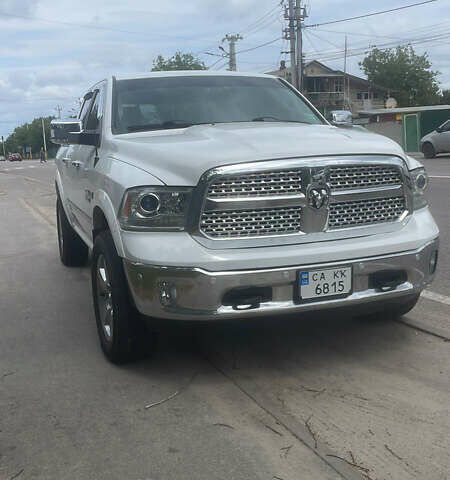 Белый Додж RAM 1500, объемом двигателя 5.66 л и пробегом 200 тыс. км за 25500 $, фото 1 на Automoto.ua