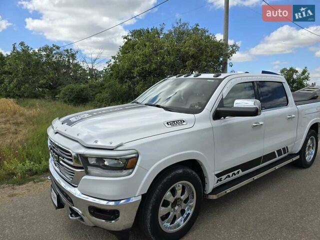 Белый Додж RAM 1500, объемом двигателя 5.7 л и пробегом 100 тыс. км за 41000 $, фото 1 на Automoto.ua
