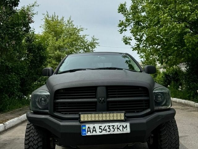 Черный Додж RAM 1500, объемом двигателя 5.7 л и пробегом 174 тыс. км за 26000 $, фото 1 на Automoto.ua