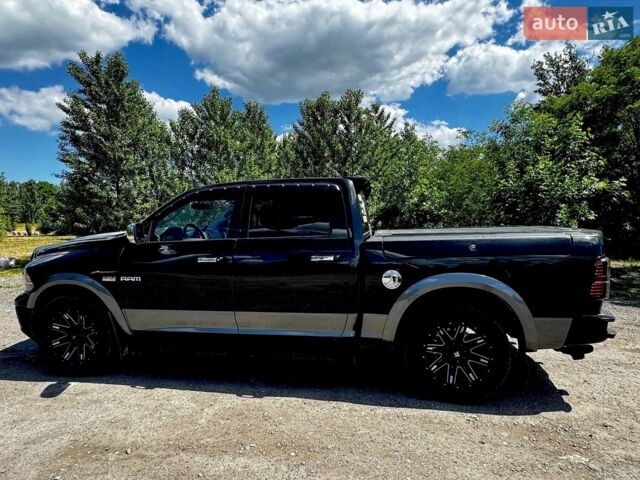 Черный Додж RAM 1500, объемом двигателя 5.65 л и пробегом 277 тыс. км за 25000 $, фото 1 на Automoto.ua
