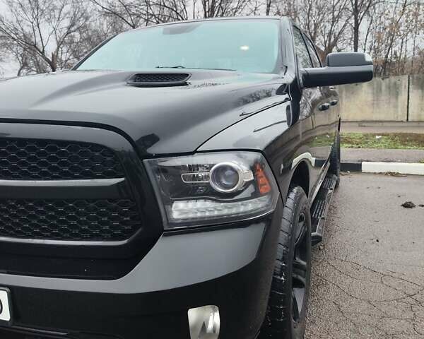Черный Додж RAM 1500, объемом двигателя 5.7 л и пробегом 105 тыс. км за 39999 $, фото 1 на Automoto.ua