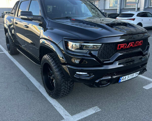 Черный Додж RAM 1500, объемом двигателя 5.7 л и пробегом 110 тыс. км за 65000 $, фото 1 на Automoto.ua