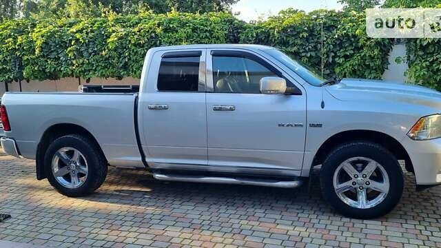 Серый Додж RAM 1500, объемом двигателя 5.7 л и пробегом 267 тыс. км за 16000 $, фото 1 на Automoto.ua