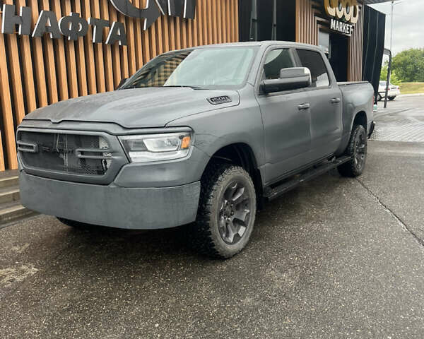 Серый Додж RAM 1500, объемом двигателя 5.7 л и пробегом 123 тыс. км за 27000 $, фото 1 на Automoto.ua
