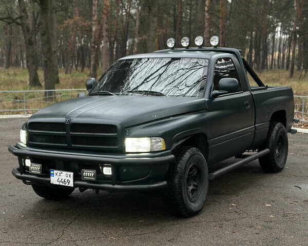 Зеленый Додж RAM 1500, объемом двигателя 5.2 л и пробегом 329 тыс. км за 6800 $, фото 1 на Automoto.ua