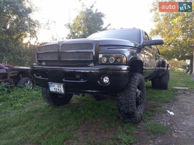 Черный Додж RAM 3500, объемом двигателя 5.9 л и пробегом 160 тыс. км за 18500 $, фото 1 на Automoto.ua