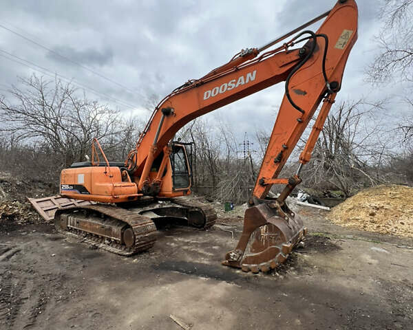 Оранжевый Дусан 255 LC-V, объемом двигателя 5.8 л и пробегом 100 тыс. км за 47500 $, фото 1 на Automoto.ua