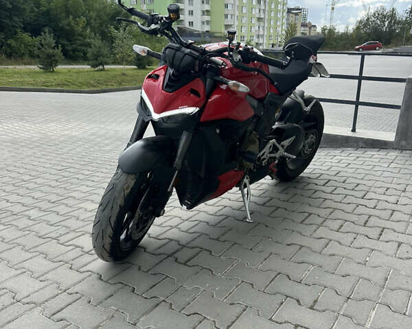 Красный Дукати Стритфайтер, объемом двигателя 1.1 л и пробегом 11 тыс. км за 16999 $, фото 1 на Automoto.ua