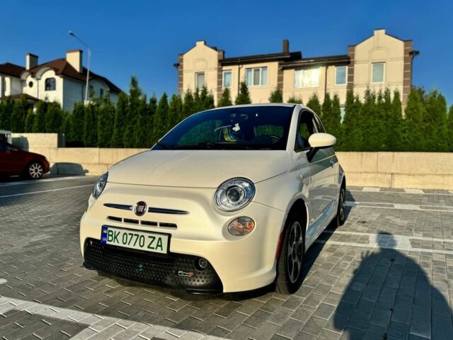 Белый Фиат 500, объемом двигателя 1 л и пробегом 52 тыс. км за 9000 $, фото 1 на Automoto.ua
