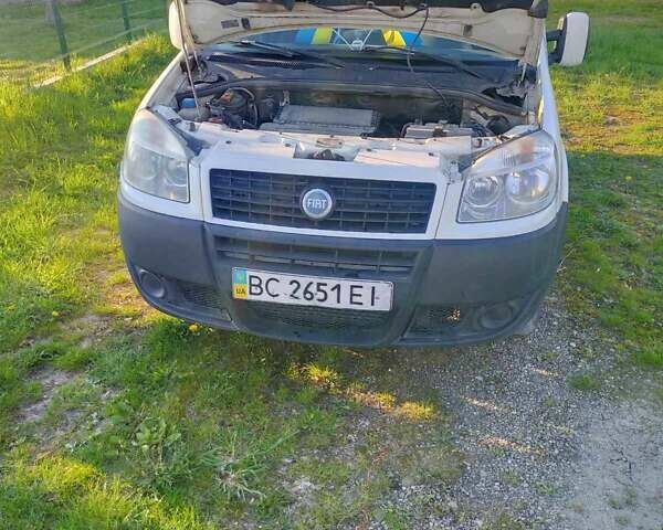 Белый Фиат Добло пасс., объемом двигателя 1.3 л и пробегом 313 тыс. км за 4500 $, фото 1 на Automoto.ua