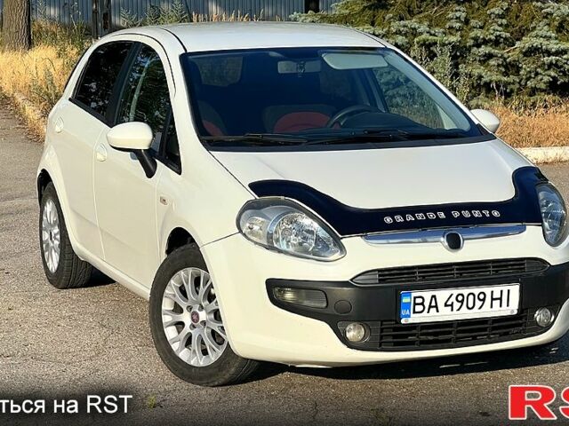 Белый Фиат Гранде Пунто, объемом двигателя 1.4 л и пробегом 187 тыс. км за 5400 $, фото 1 на Automoto.ua