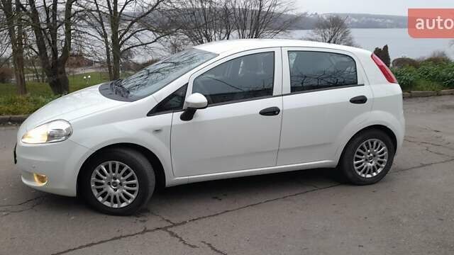 Белый Фиат Гранде Пунто, объемом двигателя 1.4 л и пробегом 117 тыс. км за 5899 $, фото 1 на Automoto.ua
