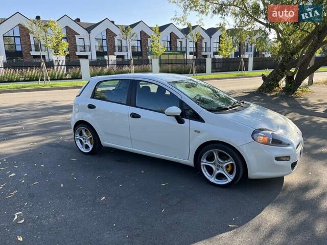 Фіат Гранде Пунто 2012 у Белой Церкве на Automoto.ua Білий Фіат Гранде Пунто, об'ємом двигуна 1.25 л та пробігом 145 тис. км за 7000 $, фото 1 на Automoto.ua