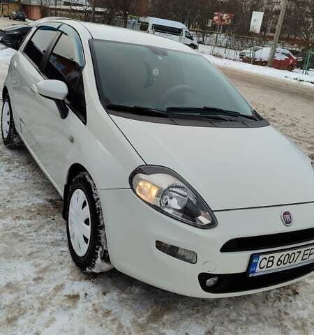Белый Фиат Гранде Пунто, объемом двигателя 1.4 л и пробегом 107 тыс. км за 6000 $, фото 1 на Automoto.ua