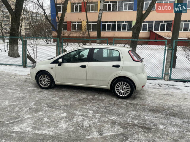 Білий Фіат Гранде Пунто, об'ємом двигуна 1.37 л та пробігом 175 тис. км за 3800 $, фото 1 на Automoto.ua