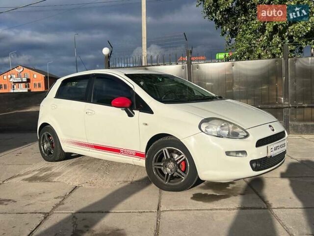 Фіат Гранде Пунто 2012 у Києві на Automoto.ua Білий Фіат Гранде Пунто, об'ємом двигуна 1.37 л та пробігом 194 тис. км за 5990 $, фото 1 на Automoto.ua